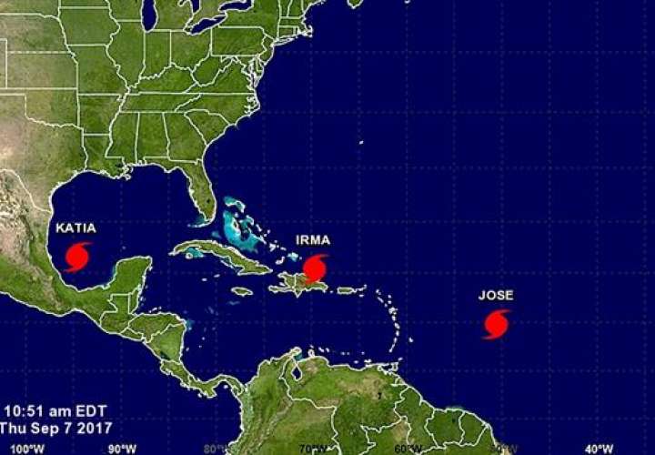 Fotografía facilitada por la Agencia Nacional de Océanos y Atmósfera de Estados Unidos (NOAA) que muestra tres huracanes, Katia, Irma y Jose en su trayectoria por el Golfo de México, el mar Caribe y el Océano Atlántico. EFE/Noaa