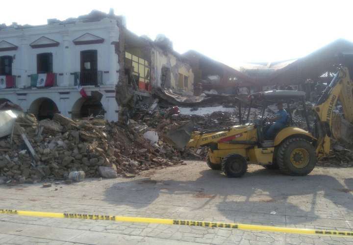 Vista general de los daños tras el fuerte sismo de magnitud ocho en la escala abierta de Richter que sacudió anoche a México en el municipio de Juchitán, estado de Oaxaca. EFE