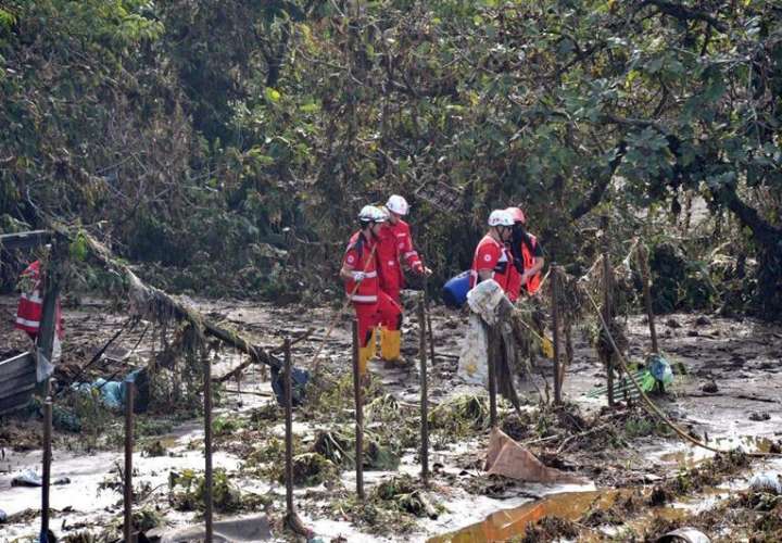 Miembros de los servicios de rescate trabajan en las labores de búsqueda de dos desaparecidos tras las inundaciones en Livorno (Italia).  /  EFE