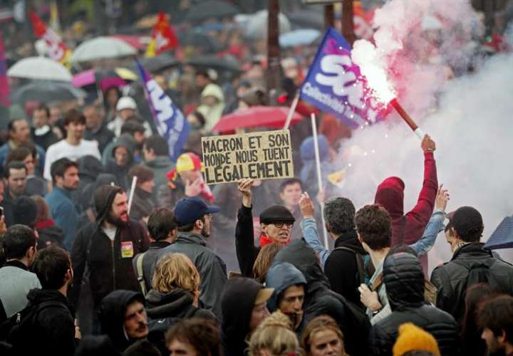 Varios sindicatos, encabezados por la CGT, participan en una primera jornada de huelgas y manifestaciones contra la reforma laboral por decreto del presidente francés, Emmanuel Macron. /  Foto: EFE