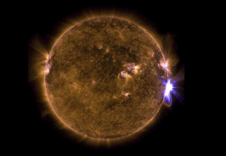El satélite Solar Dynamics Observatory (SDO) de la NASA ha capturado esta imagen de una de las dos potentes llamaradas solares conocidas como X2.2 y X9.3, las más potentes registradas en el actual circuito solar. EFE
