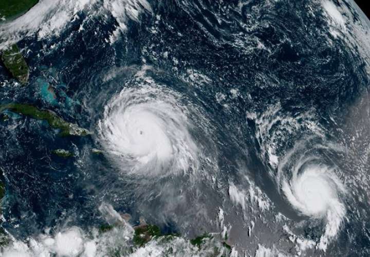 Fotografía tomada desde el satélite GOES-16 que muestra al huracán Irma (i), de categoría 5, y el huracán Jose (d), de categoría 3, en su avance por el océano Atlántico. EFE