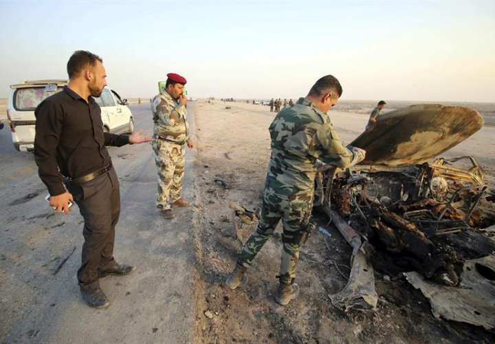 Varios policías inspeccionan los restos del coche utilizado en el ataque bomba en Nasiriya, en Irak, hoy, 14 de septiembre de 2017. EFE