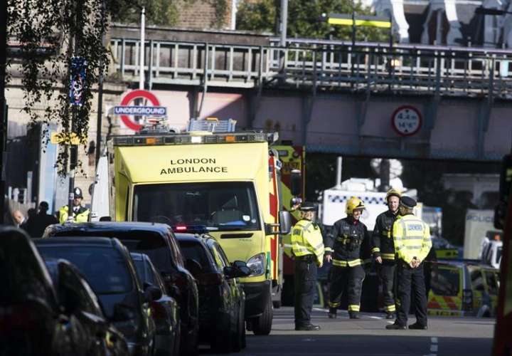 Miembros de los servicios de emergencia acordonan la zona de la estación de metro Parsons Green en Londres (Reino Unido) tras una explosión este 15 de septiembre. EFE