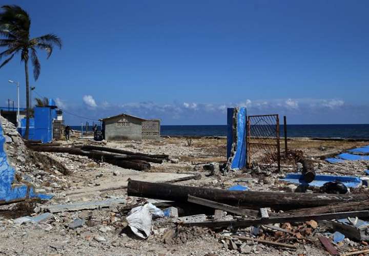 Vista de un muro destruido junto a unos postes caídos en el poblado de Cojímar, en La Habana (Cuba), casi una semana después del paso del huracán Irma. EFE