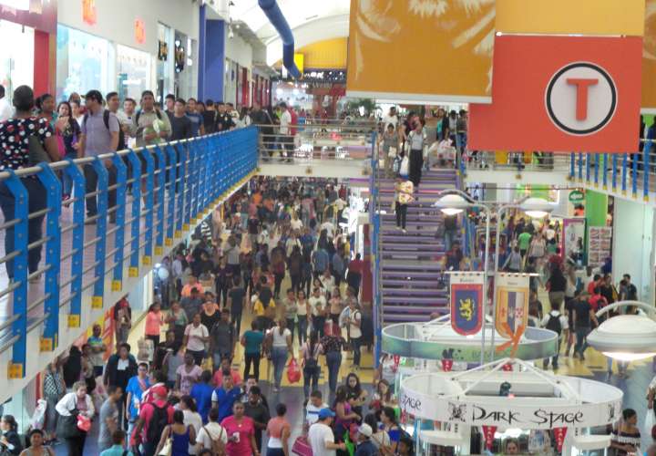 Los principales mall registraron una gran afluencia de compradores después de la 3 de la tarde. Foto: Landro Ortiz