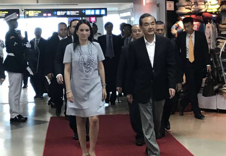 Canciller chino llega a Panamá en su primera visita oficial