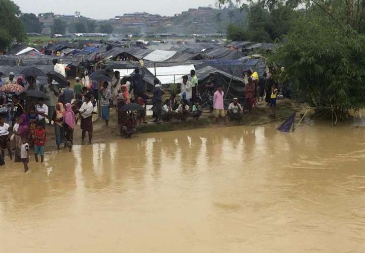 Rohinyás atrapados por el agua hoy 17 de septiembre en el asentamiento espontáneo que han levantado en el campo de refugiados de Balukhali, en Bangladesh, cerca de la frontera con Birmania (Myanmar). EFE