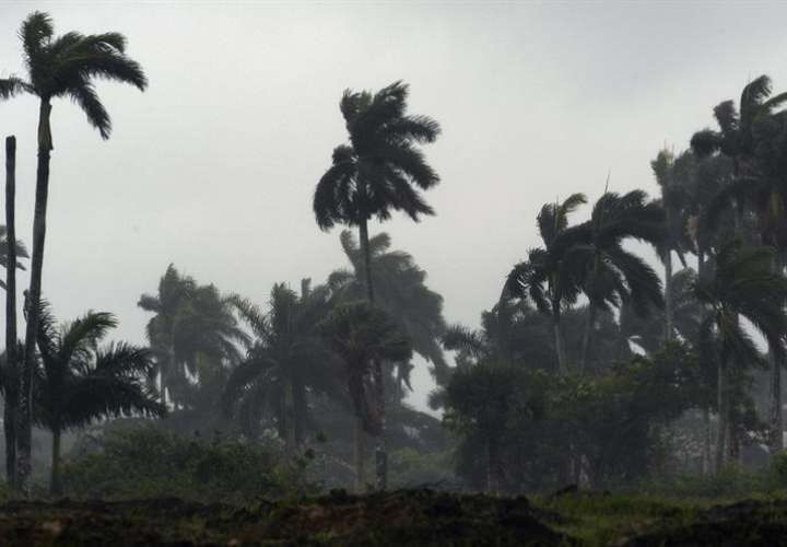 El ciclón María, que presenta vientos máximos sostenidos de 100 kilómetros por hora, se dirige hacia las Antillas Menores, recientemente golpeadas por el paso devastador del huracán Irma y de las cuales se halla a 720 kilómetros. EFE/Archivo