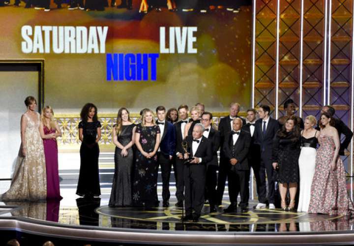 Lorne Michaels y el elenco de SNL aceptan el premio a la destacada serie de esbozos de variedades por 