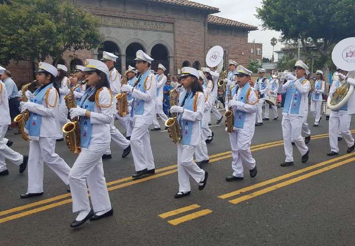 Colegios de Chitré y Bugaba desfilan en Los Ángeles