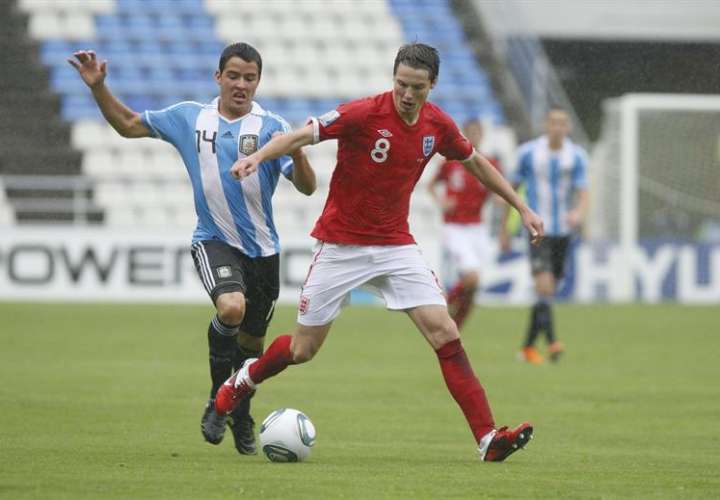 Imagen del defensa Alexis Zárate (i) durante el Mundial de Fútbol Sub-17 en el 2011. EFE/Archivo