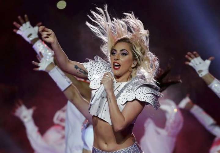 Presentación de Lady Gaga durante el show de medio tiempo del partido de fútbol NFL Super Bowl 51 entre los New England Patriots y los Atlanta Falcons de Houston. AP