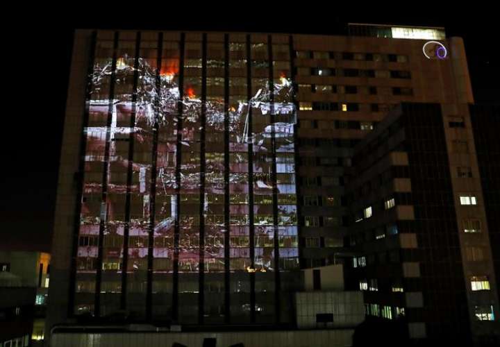 Simulacro de un bombardeo realizado en Madrid en diciembre de 2016 por la ONG Médicos sin Fronteras, para denunciar los ataques reales que sufren los hospitales y clínicas de la ONG en zonas de guerra como Siria o Yemen. EFE/Archivo