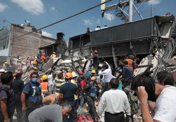 Vista de un edificio derruido en Ciudad de México hoy, martes 19 de septiembre de 2017, tras el terremoto de magnitud 7 en la escala de Richter que sacudió hoy con violencia el centro de México.  EFE