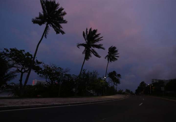 Vista nocturna desde una carretera de una calle de San Juan (Puerto Rico). EFE