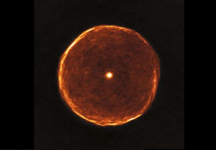 Fotografía sin fecha captada por el sistema ALMA (Large Millimeter/submillimeter Array) que muestra la estructura más fina posible hasta este momento en el exterior de la estrella U Antliae. EFE