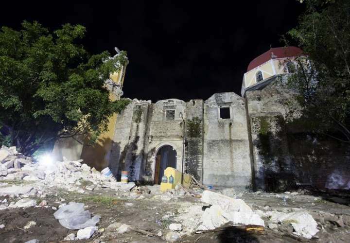 Vista general de la iglesia de Santiago Apóstol en la población de Atzala, en el estado de Puebla (México) hoy, miércoles 20 de septiembre de 2017, donde 11 personas murieron tras el sismo de ayer en México. /  EFE