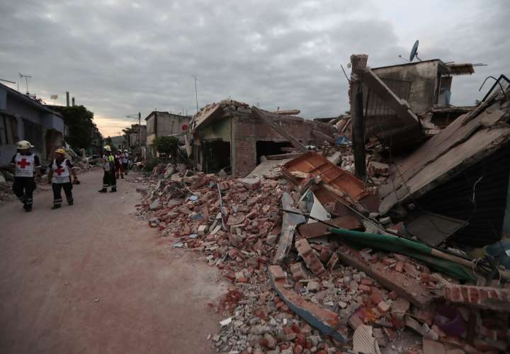 Los trabajadores de la Cruz Roja caminan junto a edificios demolidos por un terremoto de 7,1 en Jojutla, estado de Morelos, México.  /  EFE