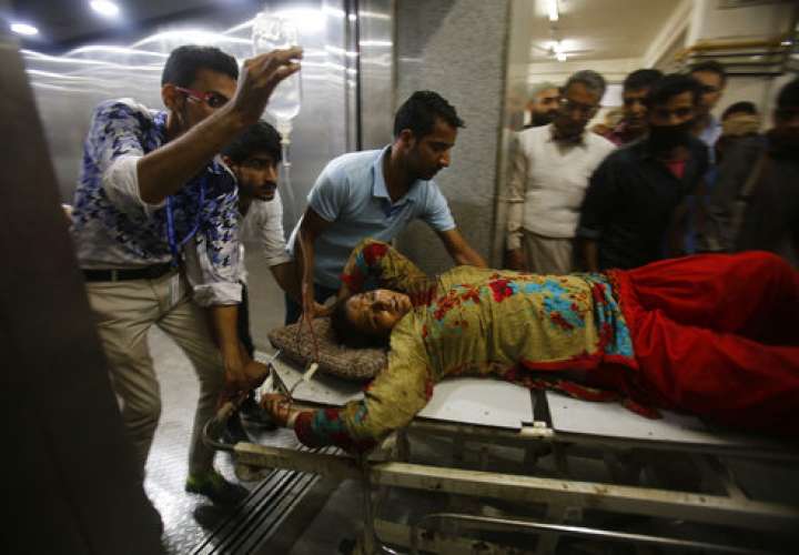 Un civil de Cachemira herido en una explosión de granada es llevado a un hospital en Srinagar, Cachemira controlada por la India. /  AP