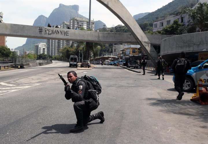 Agentes de la policía militar participan en un operativo en la favela de Rocinha de Río de Janeiro (Brasil). EFE