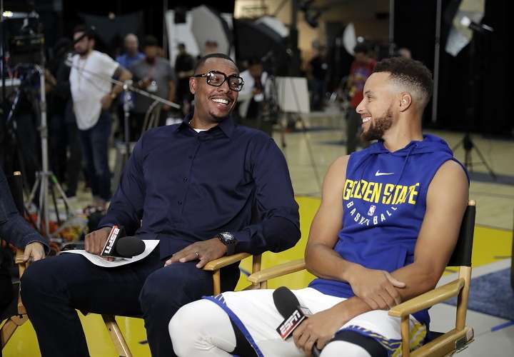 Stephen Curry (der.) y Paul Pierce, comentarista de ESPN. / Foto AP
