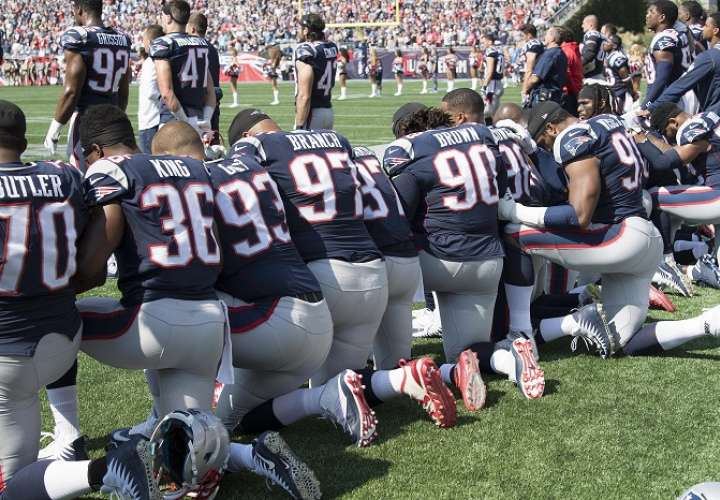 Jugadores de los Patriots se arrodillan en señal de protesta/ AP