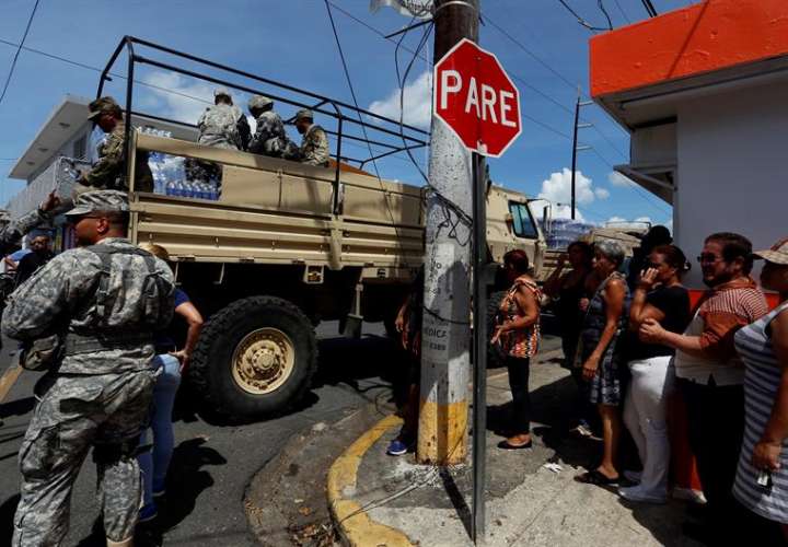 Autoridades controlan el ingreso y distribución de ayudas en vehículos militares para la población afectada tras el paso del huracán María el domingo 24 de septiembre en San Juan. /  Foto: EFE