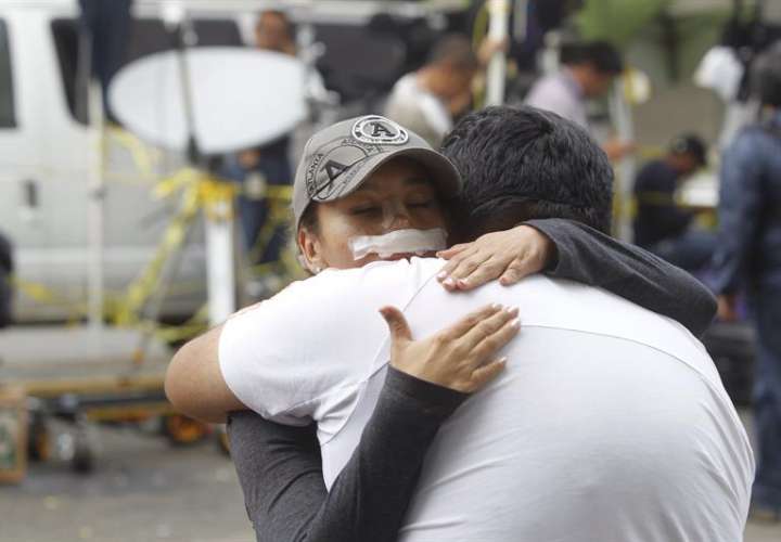 Los familiares de las personas atrapadas por el sismo ocurrido en México el 19 de septiembre permanecen sumidos en una agónica incertidumbre mientras reciben información 