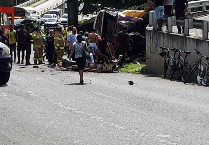 7 heridos tras vuelco de bus en límite de El Chorrillo