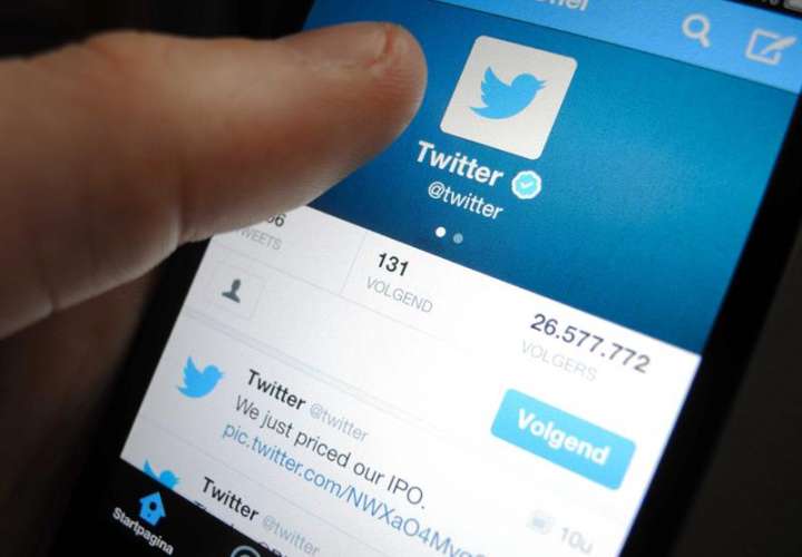 Twitter inicia experimento doblando número de caracteres de sus mensajes Un hombre navega por Twitter con su teléfono móvil. EFE/Archivo Twitter inicia experimento doblando número de caracteres de sus mensajes 