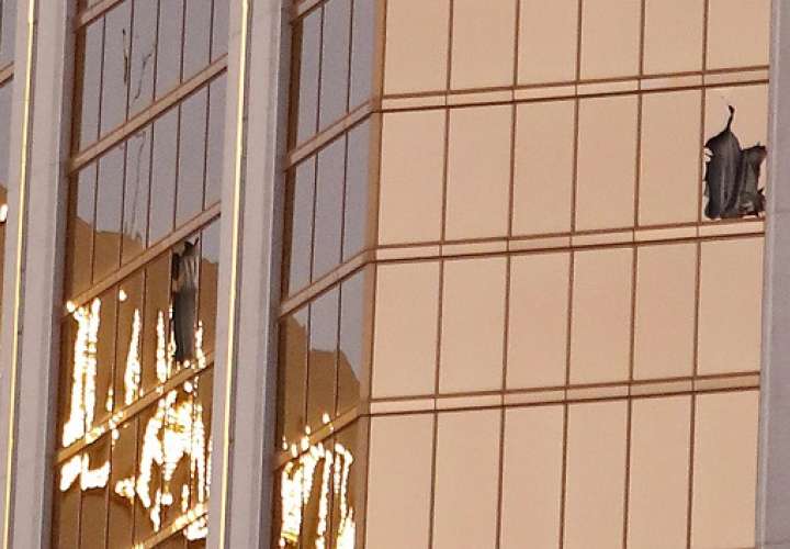 Vista de una ventana destrozada en la fachada del hotel Mandalay Bay, cerca del lugar donde se produjo un tiroteo indiscriminado la pasada noche en Las Vegas/EFE