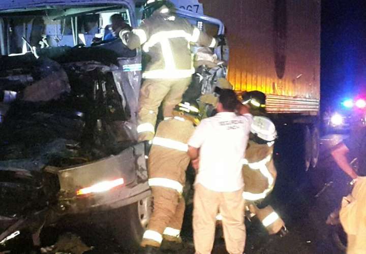 Choque entre mula y camión deja un herido en Bocas