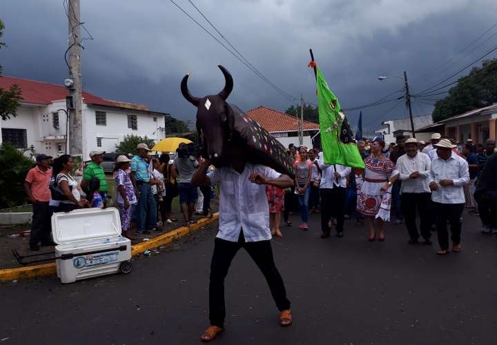 Vistas del desfile del Toro Guapo en Antón.  /  Foto: Elena Valdez
