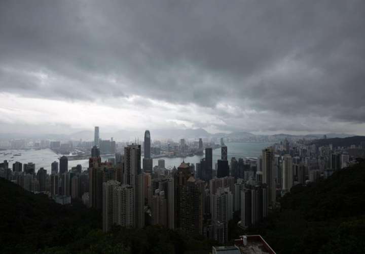 El tifón Khanun llegó a las costas chinas en la madrugada de hoy con vientos de más de 100 kilómetros por hora, informó la agencia oficial de noticias Xinhua. EFE
