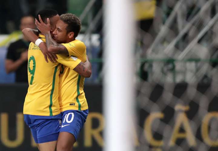  Los jugadores de la selección brasileña Neymar (d) y Gabriel Jesús (i) /EFE
