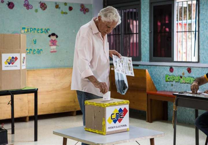 Un ciudadano ejerce su derecho al voto en un centro de votación el 15 de octubre de 2017, en Caracas (Venezuela). EFE