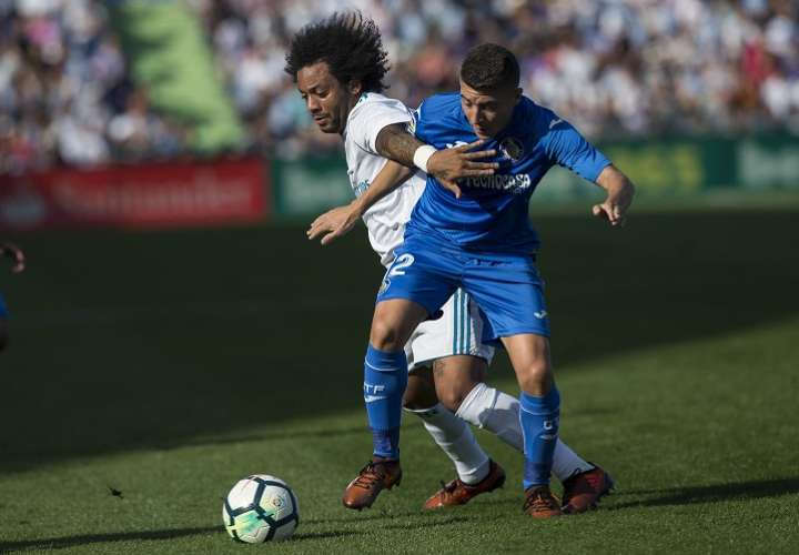 Marcelo Vieira (i) disputa el balón con el centrocampista del Getafe Francisco Portillo (d). Foto: EFE