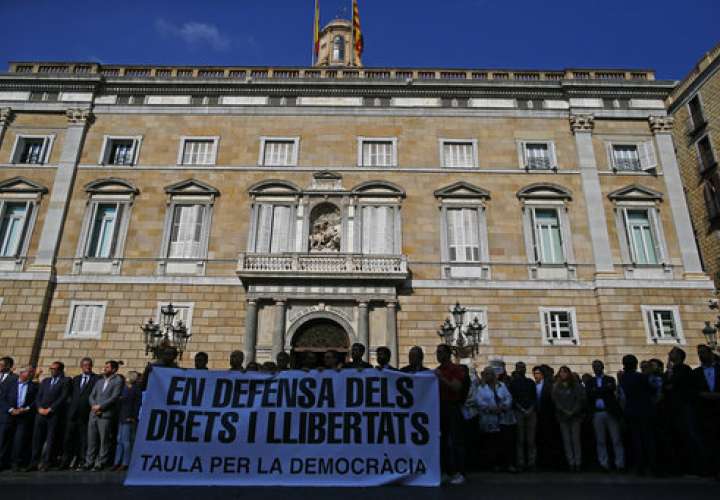 La gente sostiene una pancarta que lee en catalán: 