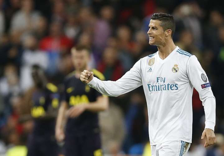 El delantero Cristiano Ronaldo recibe 93 millones de dólares. Foto: AP