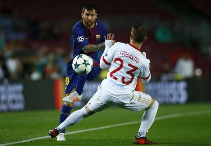 Lionel Messi domina el balón durante el partido ante el Olympiacos. Foto: AP
