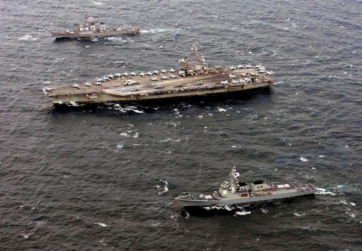 El portaaviones estadounidense USS Ronald Reagan (C) participa en unas maniobras conjuntas con Corea del Sur en el Mar Oriental este miércoles 18 de octubre. EFE/Us Navy