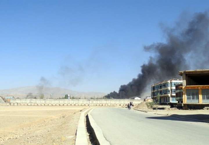 El humo se eleva desde el escenario en el que se ha perpetrado un ataque con bomba suicida en una instalación policial en Paktia (Afganistán). EFE/Archivo