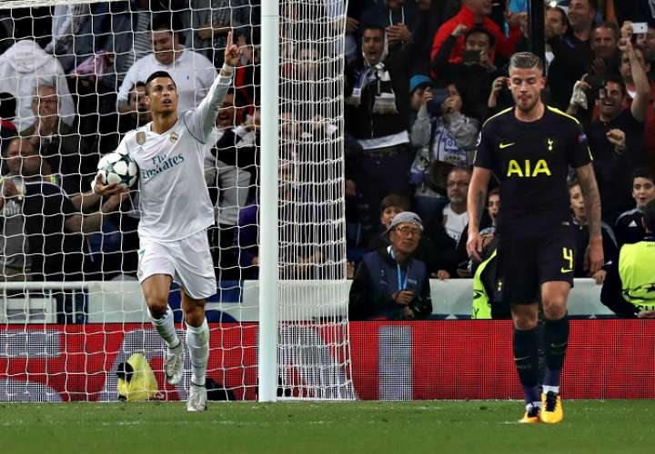 Cristiano Ronaldo celebra el primer gol de su equipo ante el Tottenham, durante el partido de Liga de Campeones /EFE
