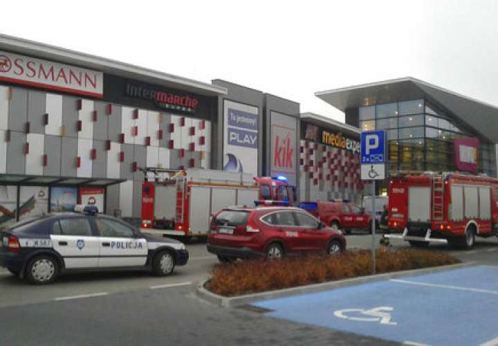 Los automóviles y camionetas de la policía y los bomberos se paran frente al VIVO! centro comercial donde un hombre de 27 años atacó a personas con un cuchillo matando a una persona e hiriendo a otras en Stalowa Wola, sureste de Polonia. / AP