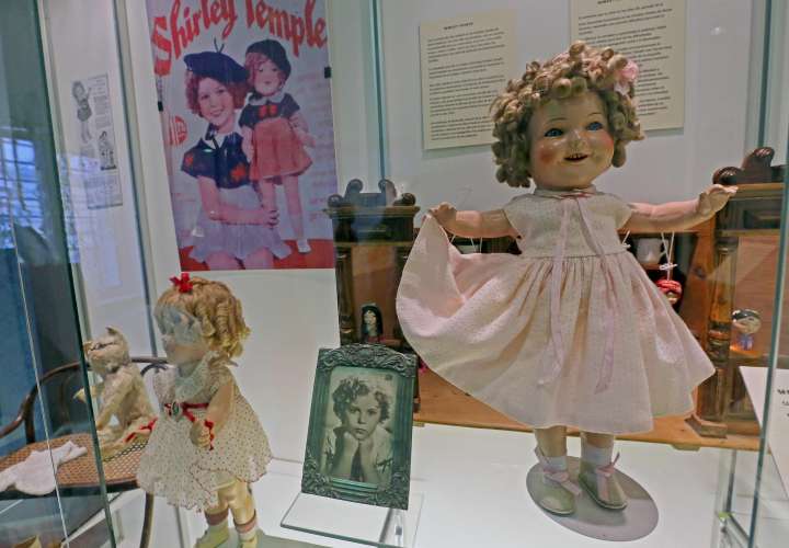 El encanto de Shirley Temple revive en exposición de muñecas