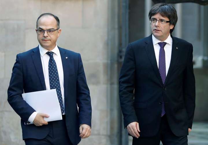 El presidente de la Generalitat, Carles Puigdemont, y el conseller de Presidencia, Jordi Turull (i), esta semana a su llegada a la reunión del gobierno catalán. EFE