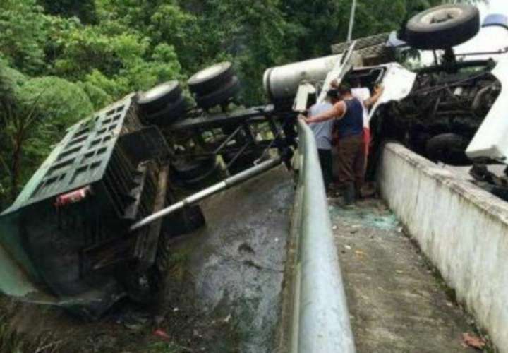 Muere menor en vuelco de camión en Chiriquí