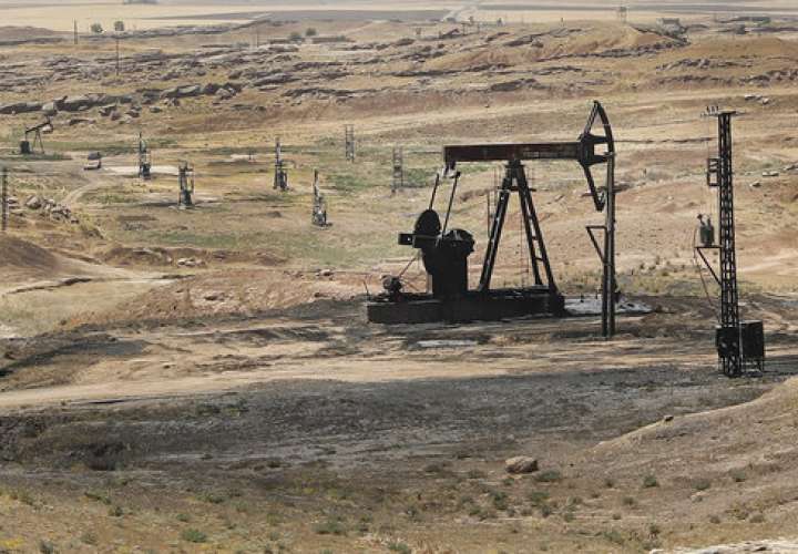 Vista de un yacimiento petrolífero controlado por las Fuerzas Democráticas Sirias (SDF) lideradas por los kurdos en Rmeilan, provincia de Hassakeh, al noreste de Siria. / AP