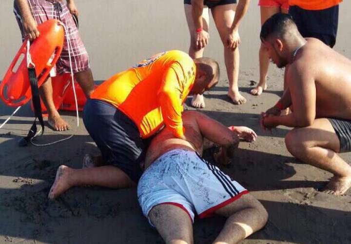 Rescatan con vida a joven en playa La Barqueta